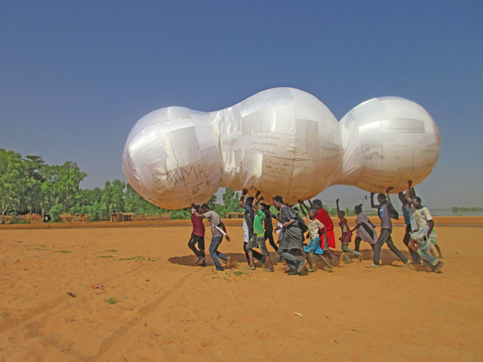 images/stories/site_yoyo/performances/nuage_niamey_pilule